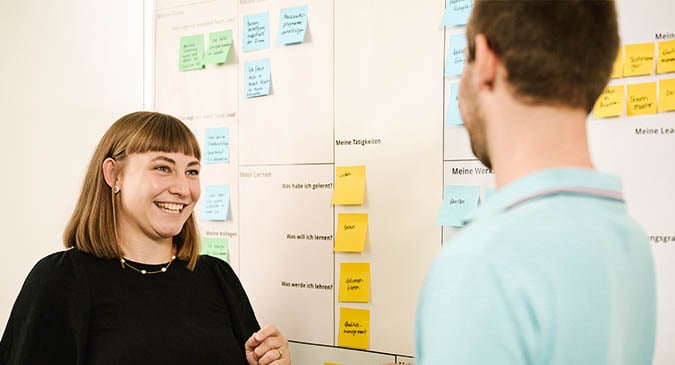 Mann und Frau vor dem Whiteboard