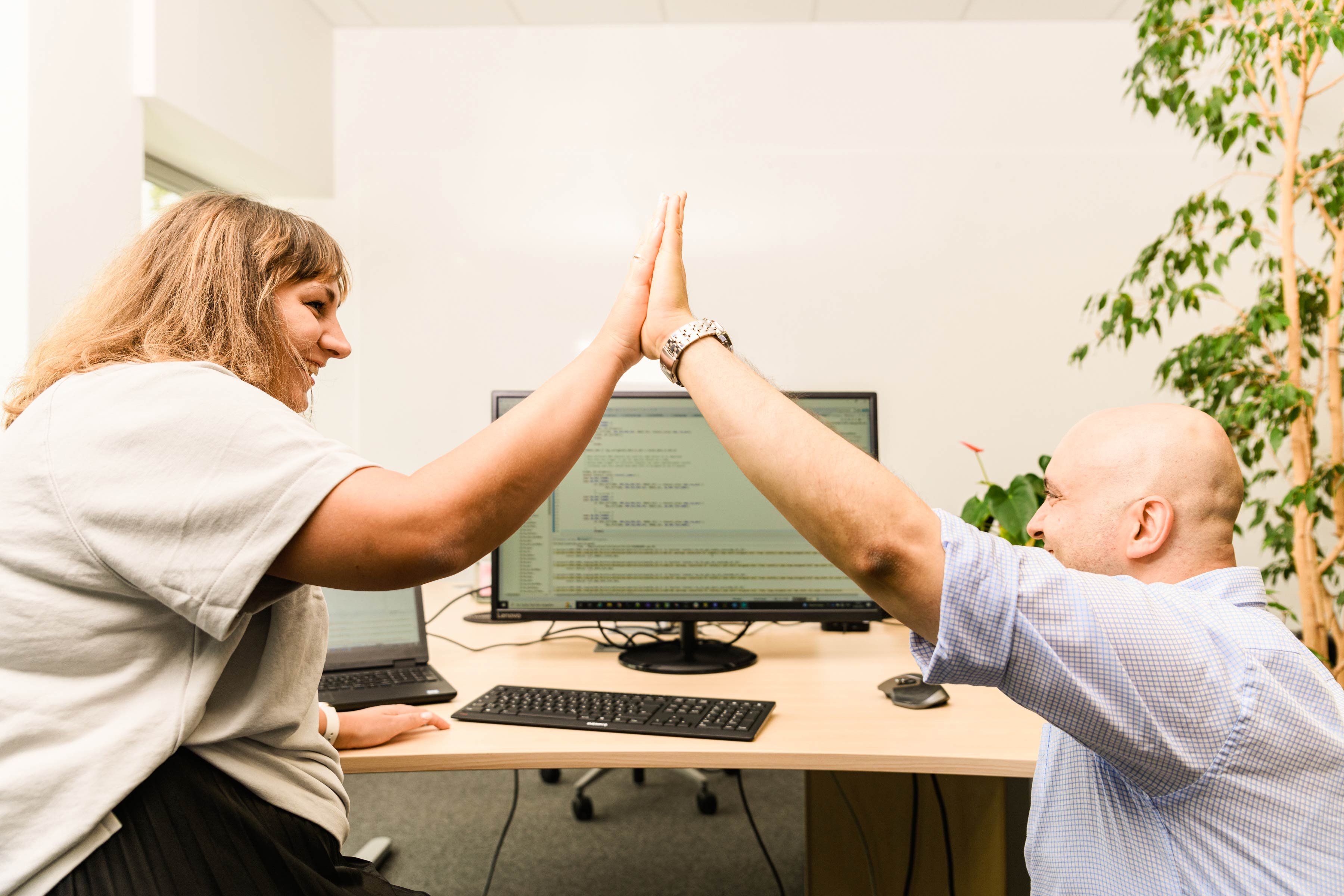 Frau und Mann geben sich High Five