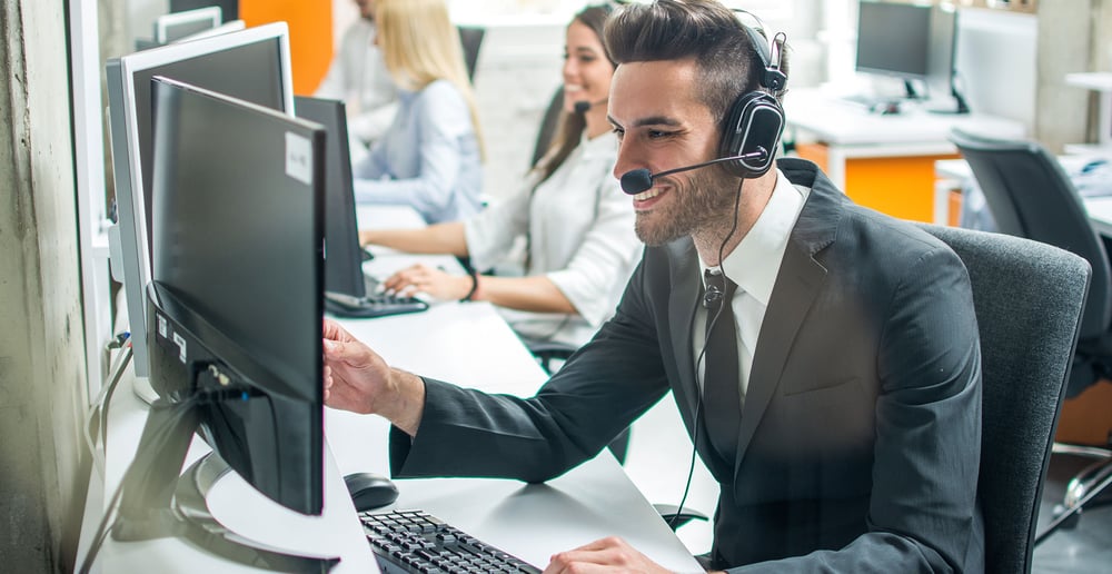 Mann im Vordergrund im Call-Center