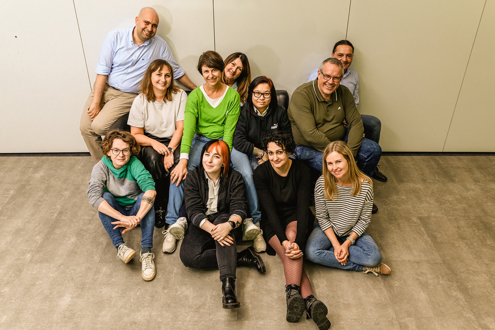 Gruppenbild Mitarbeiter auf dem Boden