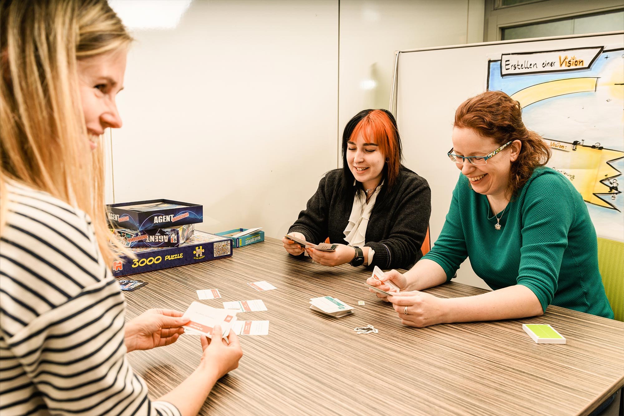 Mitarbeiter spielen Karten