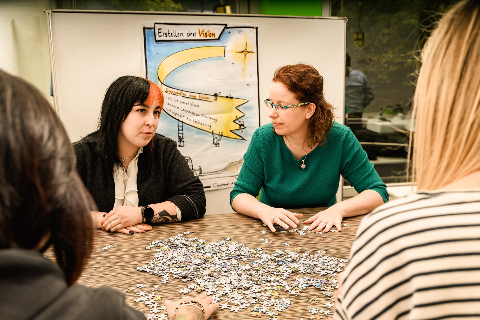Mitarbeiter beim Puzzeln