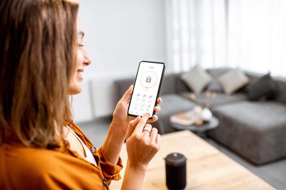 Frau mit Handy Smart Home App