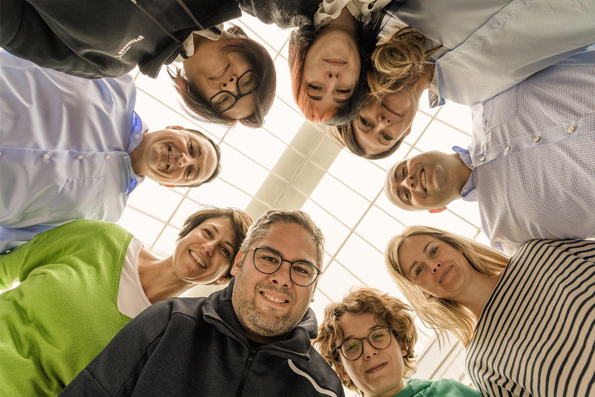 Gruppe Mitarbeiter sehen nach unten zur Kamera