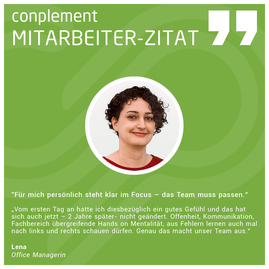 Frau mit dunklem lockigem Haar mit Zitat