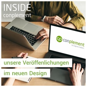zwei Personen arbeiten am Laptop