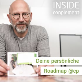 Mann mit Brille zeigt eine Karte