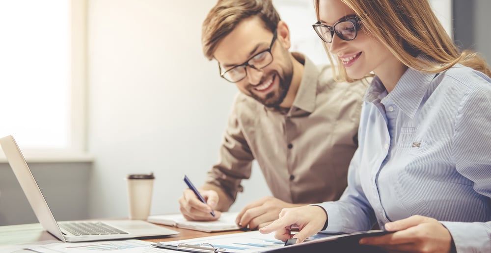 Mann und Frau arbeiten am Tisch