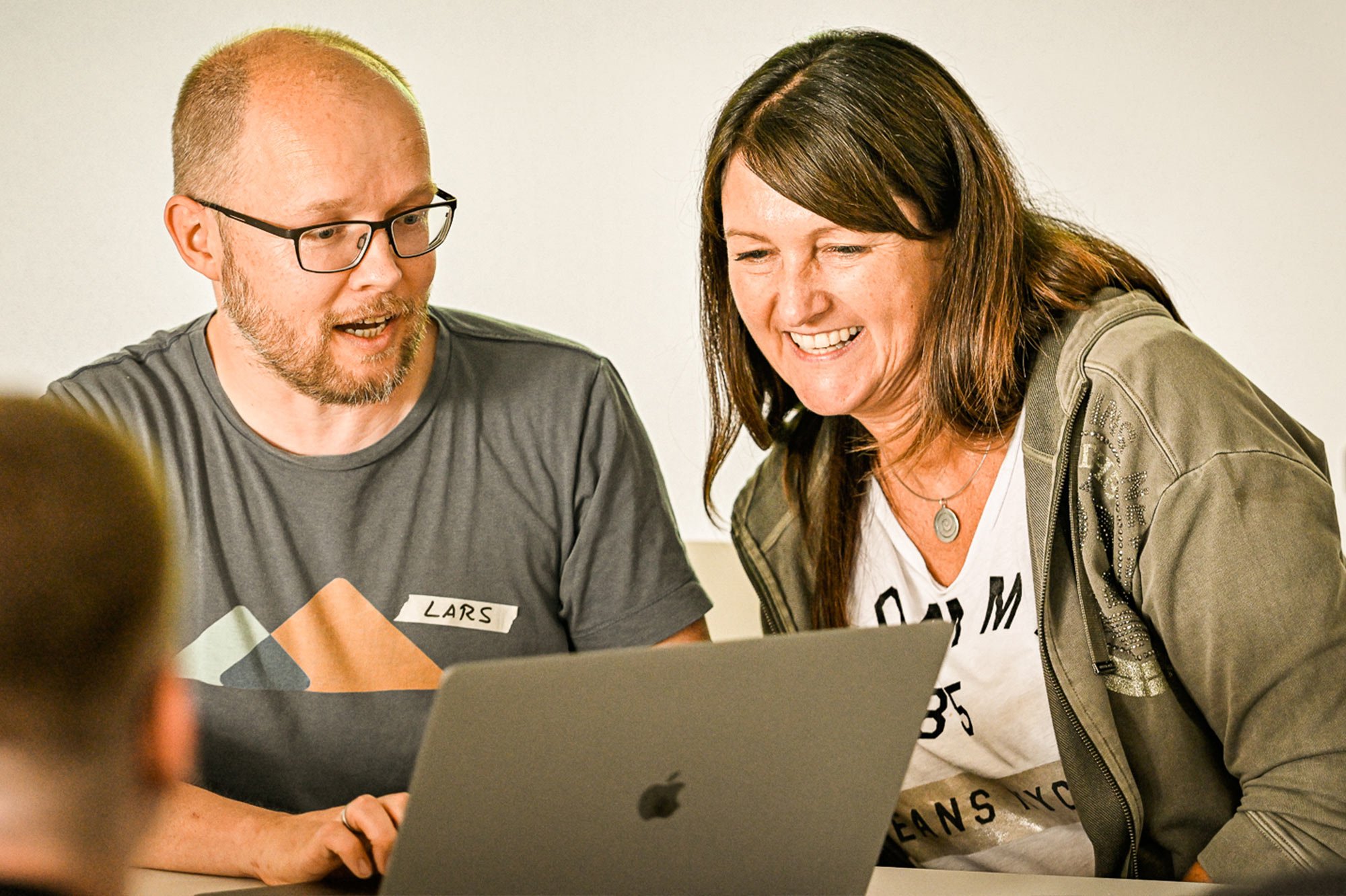 Mann und Frau arbeiten am Laptop