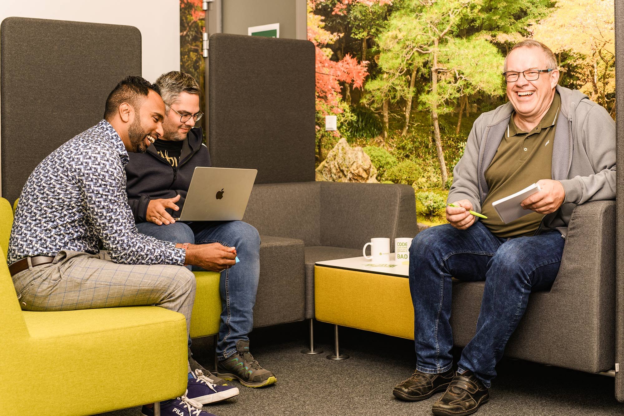 Mitarbeiter arbeiten auf Sofas