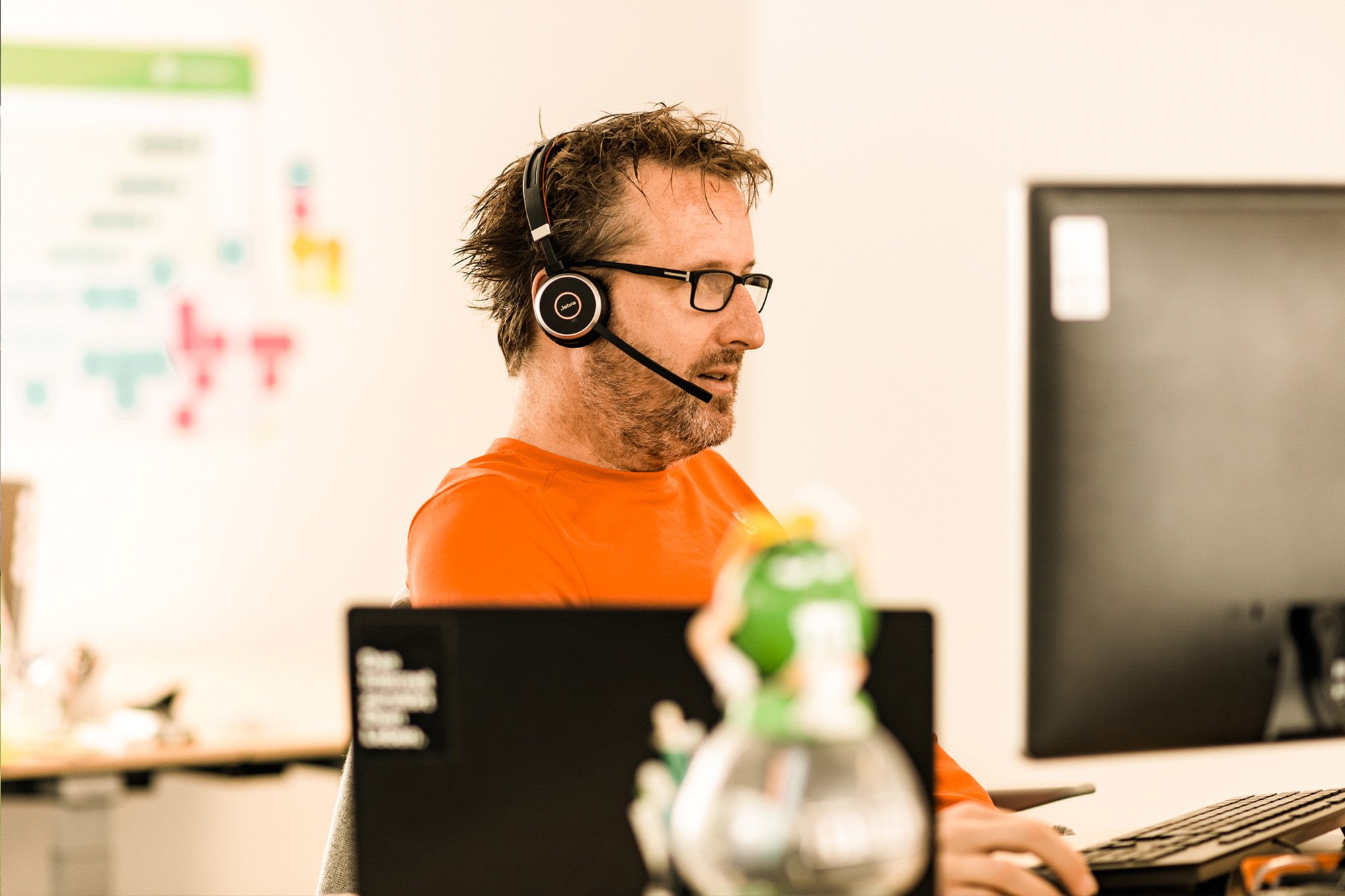 Mitarbeiter mit Headset arbeitet