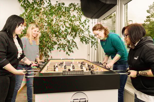 Mitarbeiter spielen Kicker
