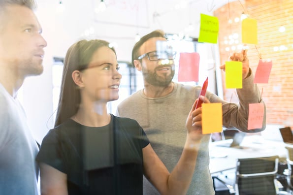 Mitarbeiter-vor-Post-it-Wand_REDPIXEL_AdobeStock_207766428_zoom