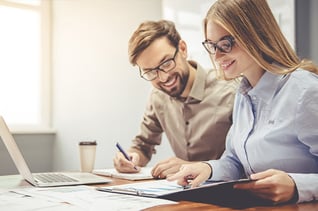 Mann und Frau arbeiten am Tisch