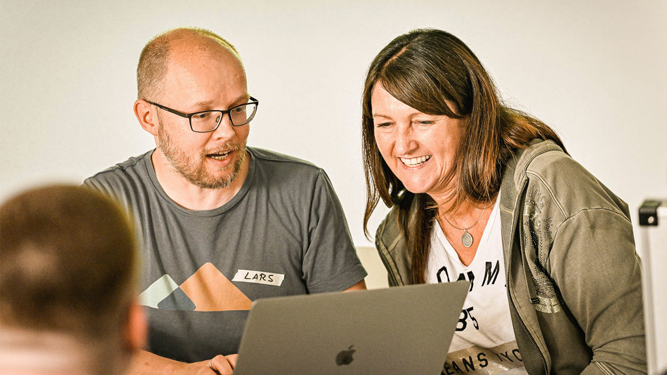 Mann und Frau vor Laptop