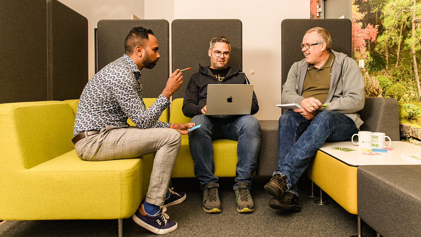 Menschen im Gespraech auf Sofa