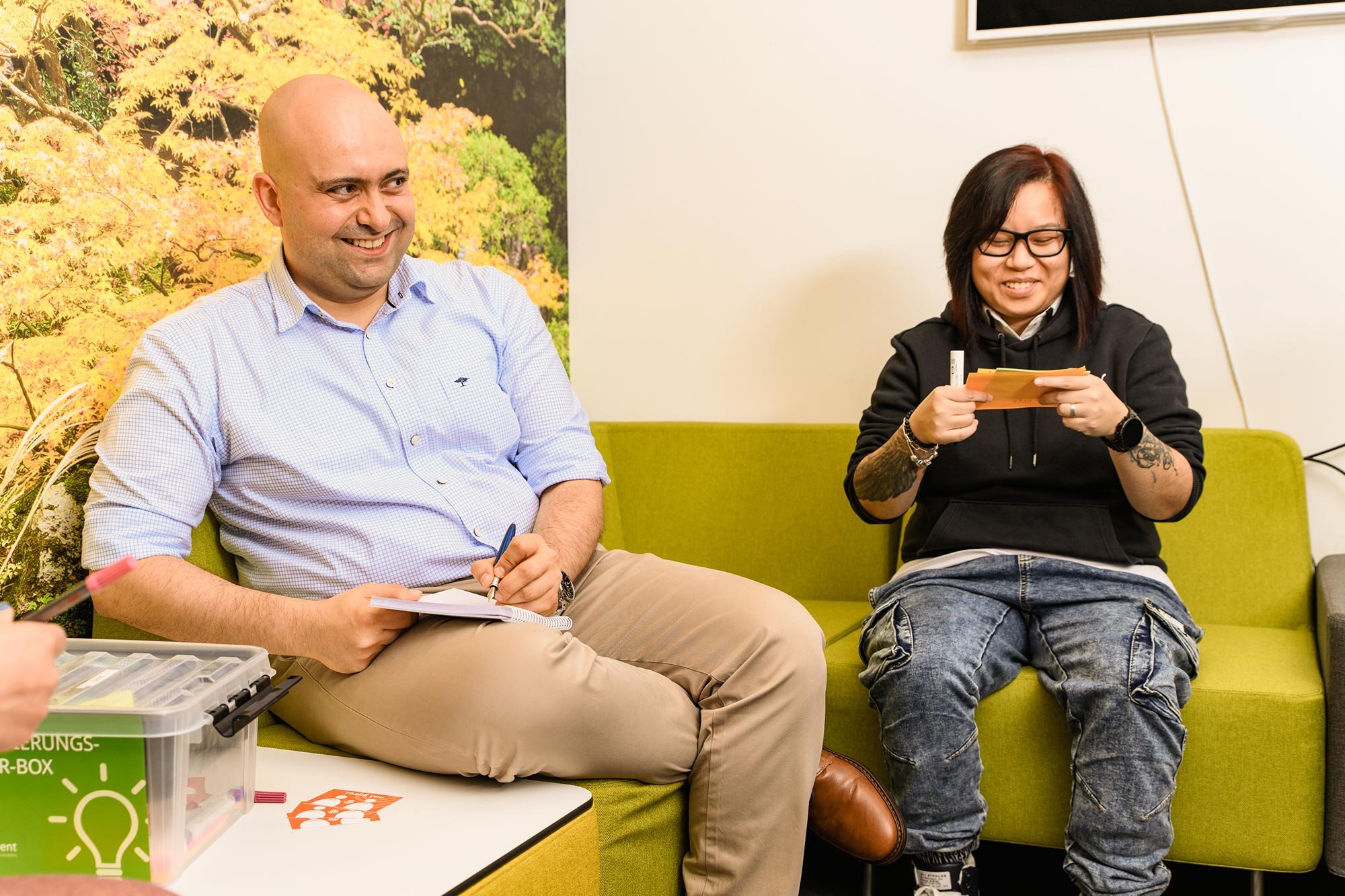 Mann und Frau arbeiten auf Sofa
