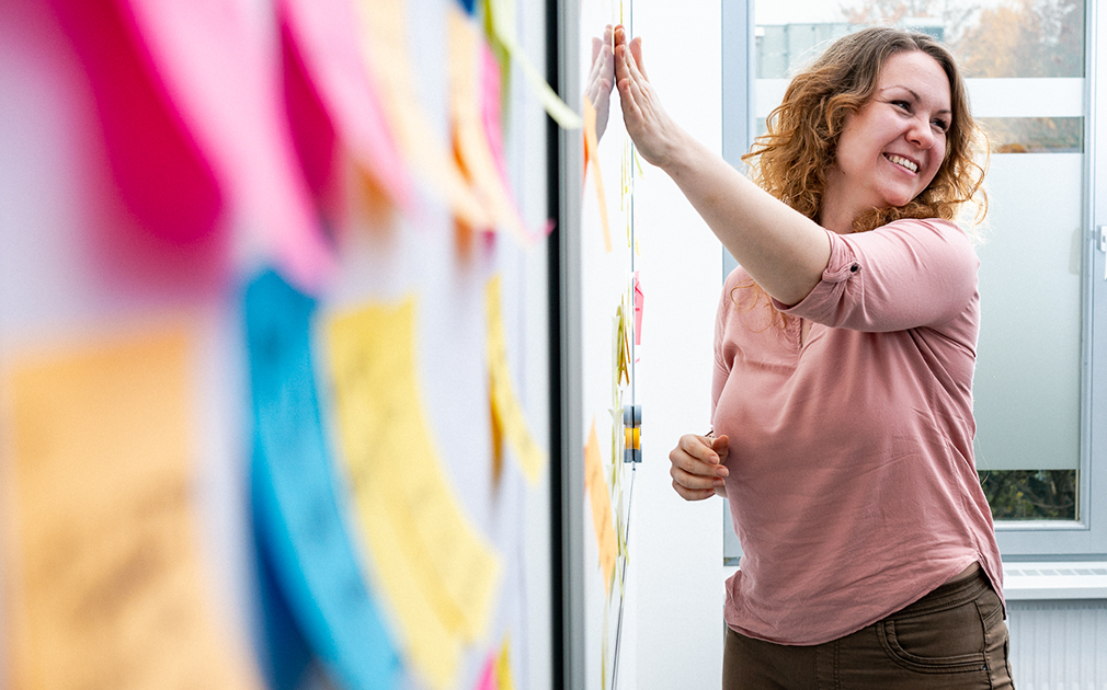 Frau vor Postits